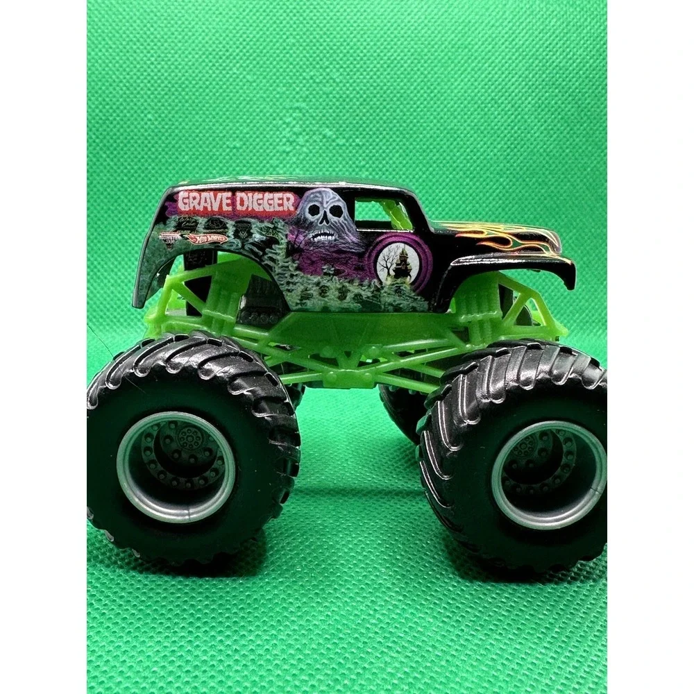 Hot Wheels Grave Digger 1:64 Monster Jam Monster Trucks Die cast Unknown Series